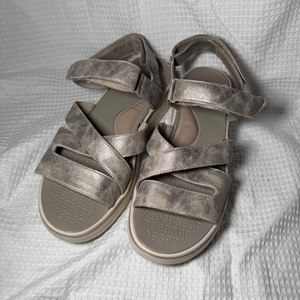 Bzees Traveller Metallic Champagne Strappy Sandals Womens 11M Washable Comfort